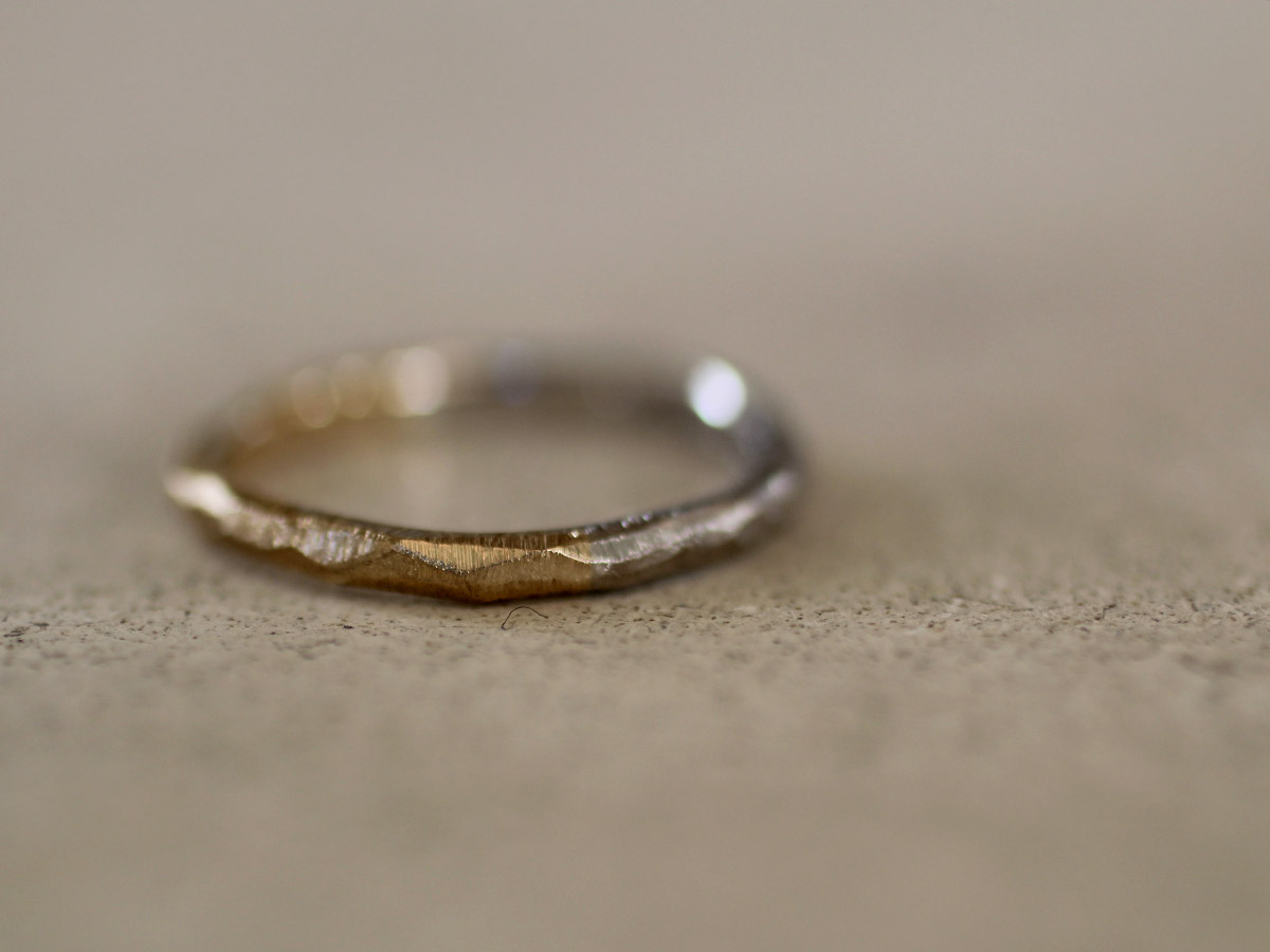 ヤスリ跡を残した削り出しの結婚指輪
