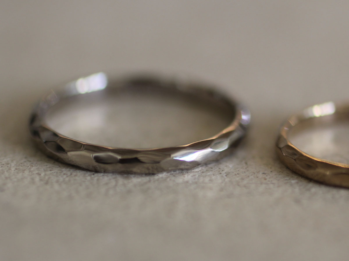 凹凸のある結婚指輪の質感