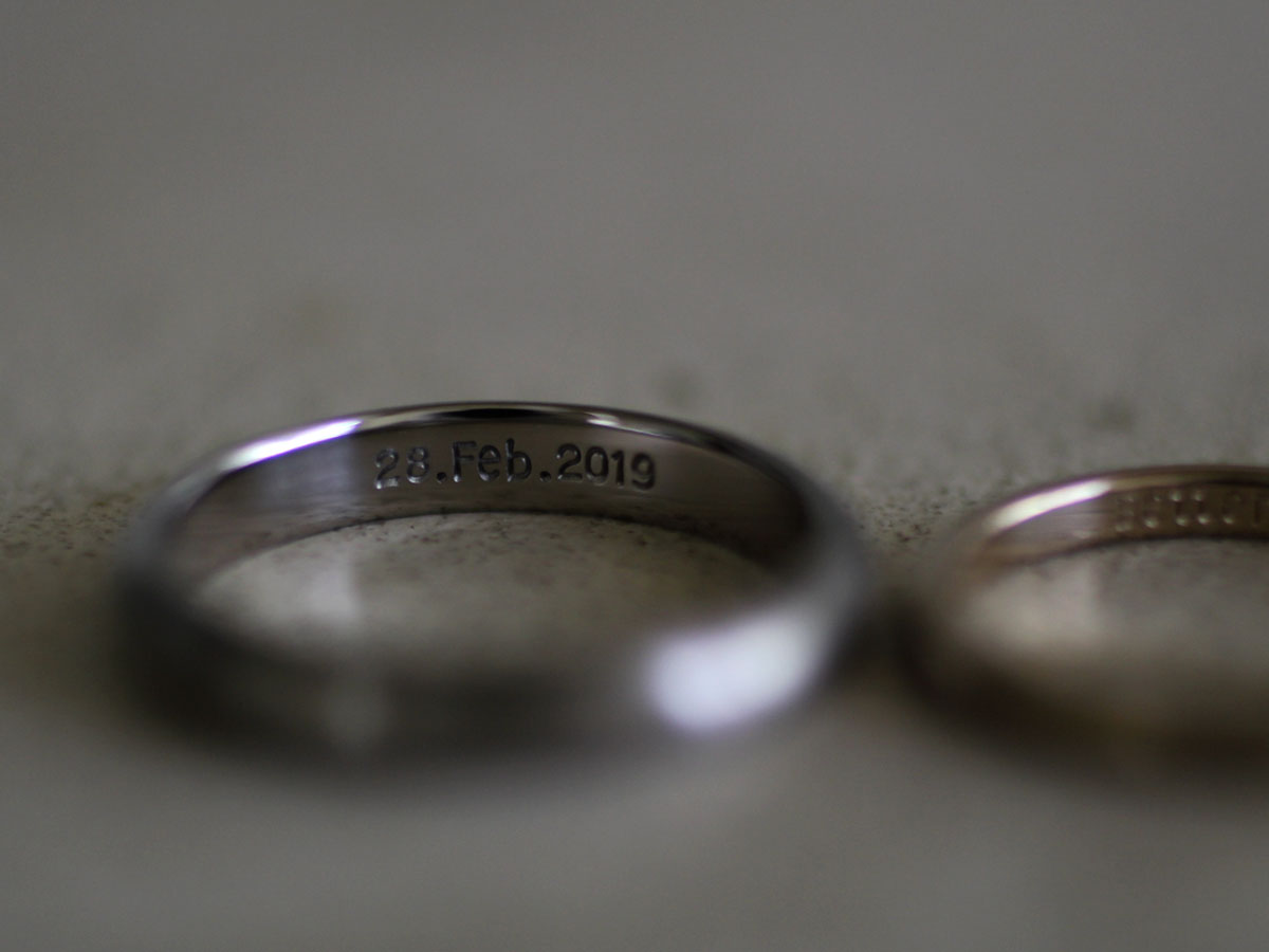 結婚指輪のシンプルな刻印