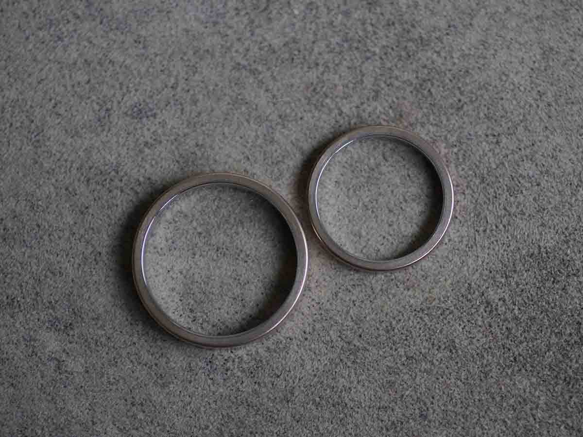 真上から見た2色の結婚指輪