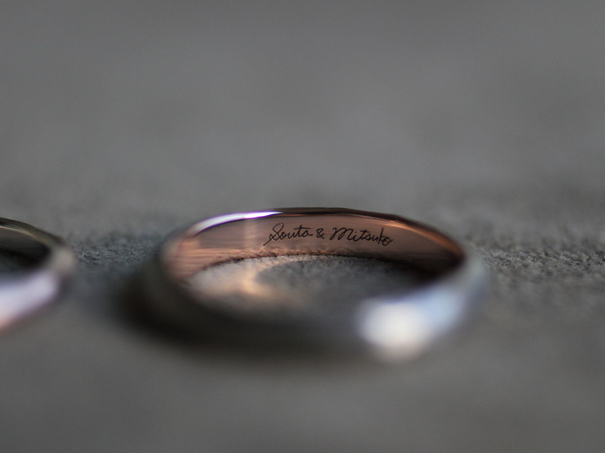 結婚指輪の筆記体刻印デザイン