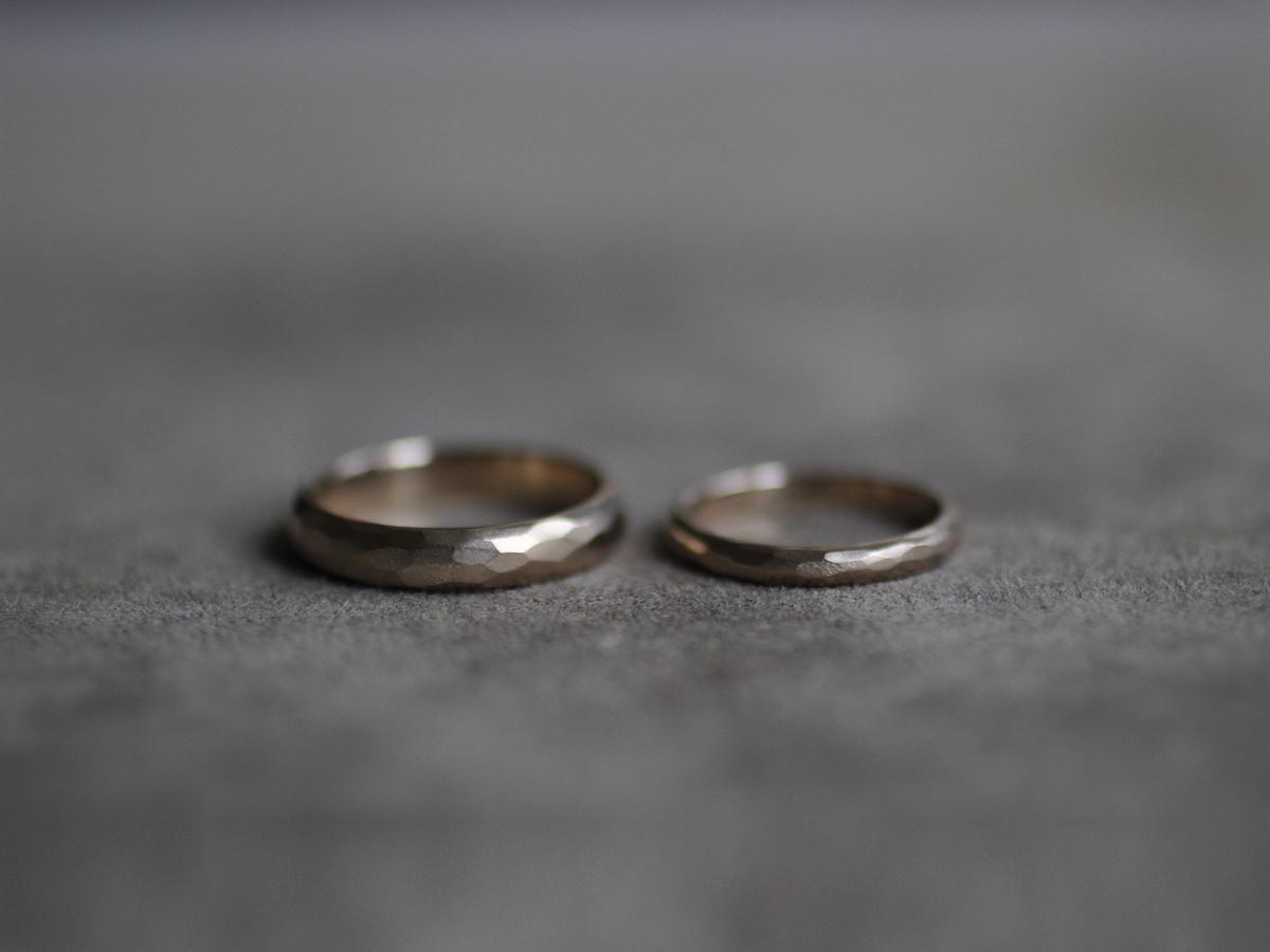 シンプルで素朴な結婚指輪